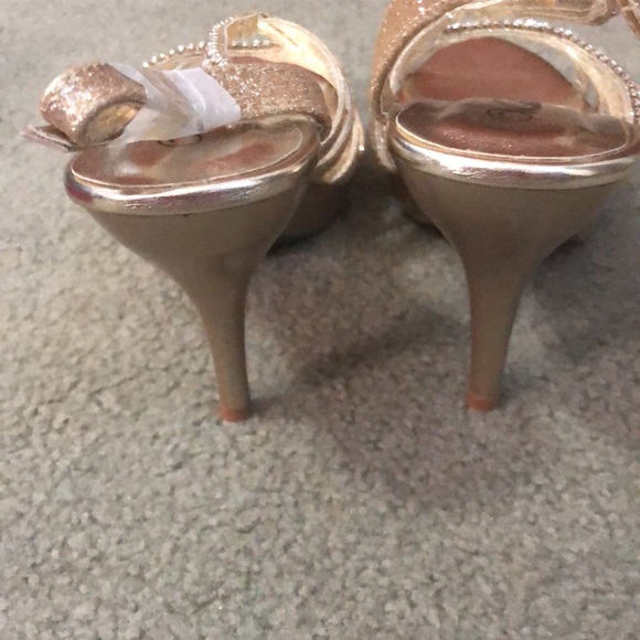 Gold shoes. - Picture 4 of 6